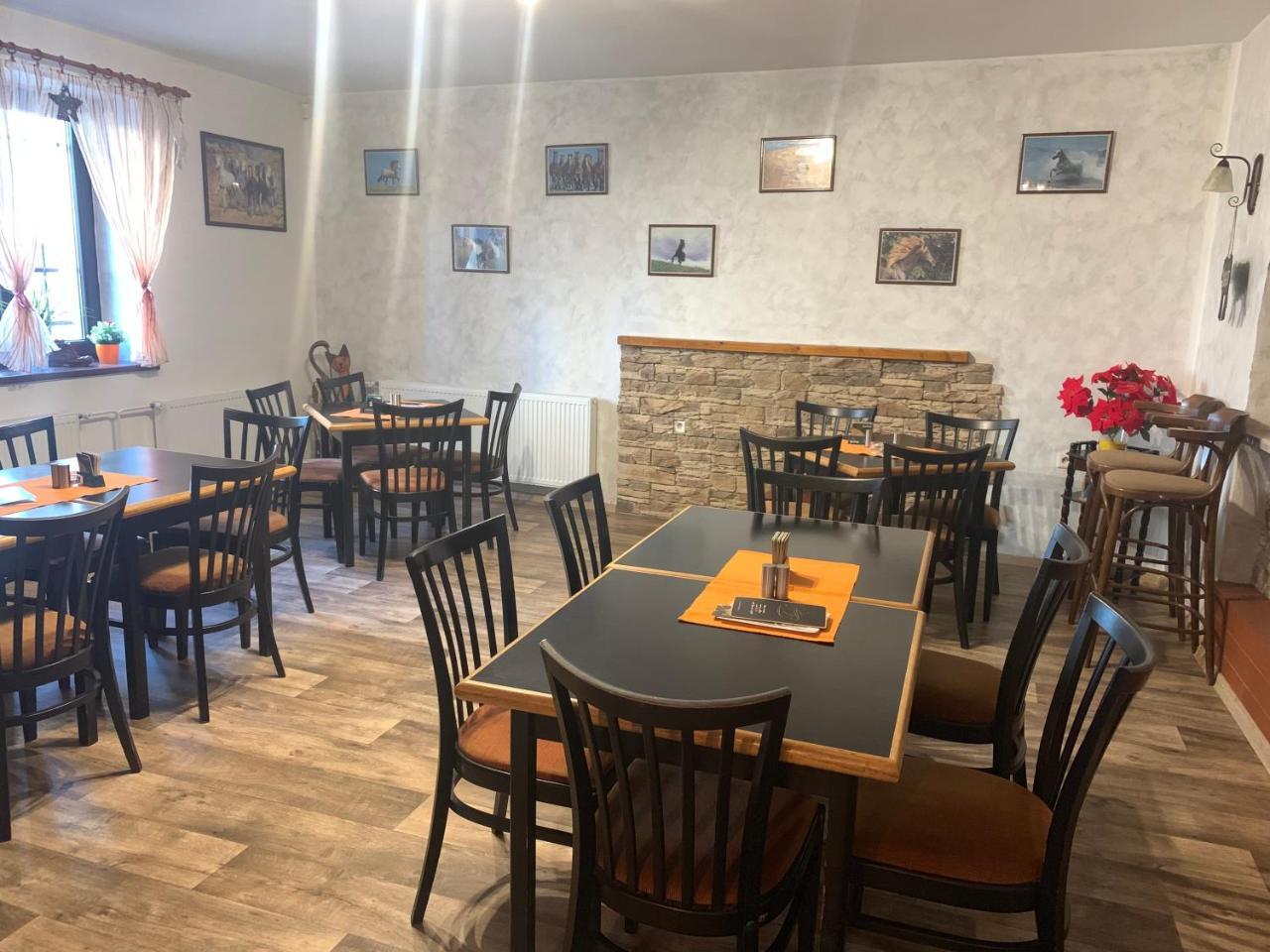 Penzion A Restaurace Na Jizdarne Kroměříž Dış mekan fotoğraf