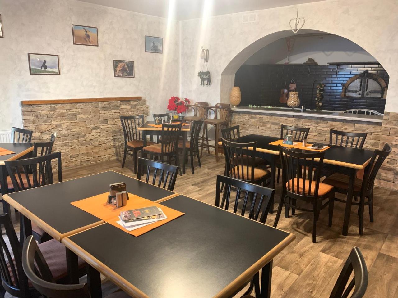 Penzion A Restaurace Na Jizdarne Kroměříž Dış mekan fotoğraf